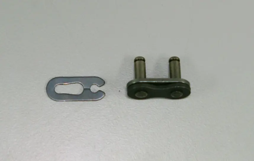 A Master Link for standard DID 520 non o-ring chain, Part # 18-5927, with a nut and bolt, compatible with standard DID 520 non o-ring chain.